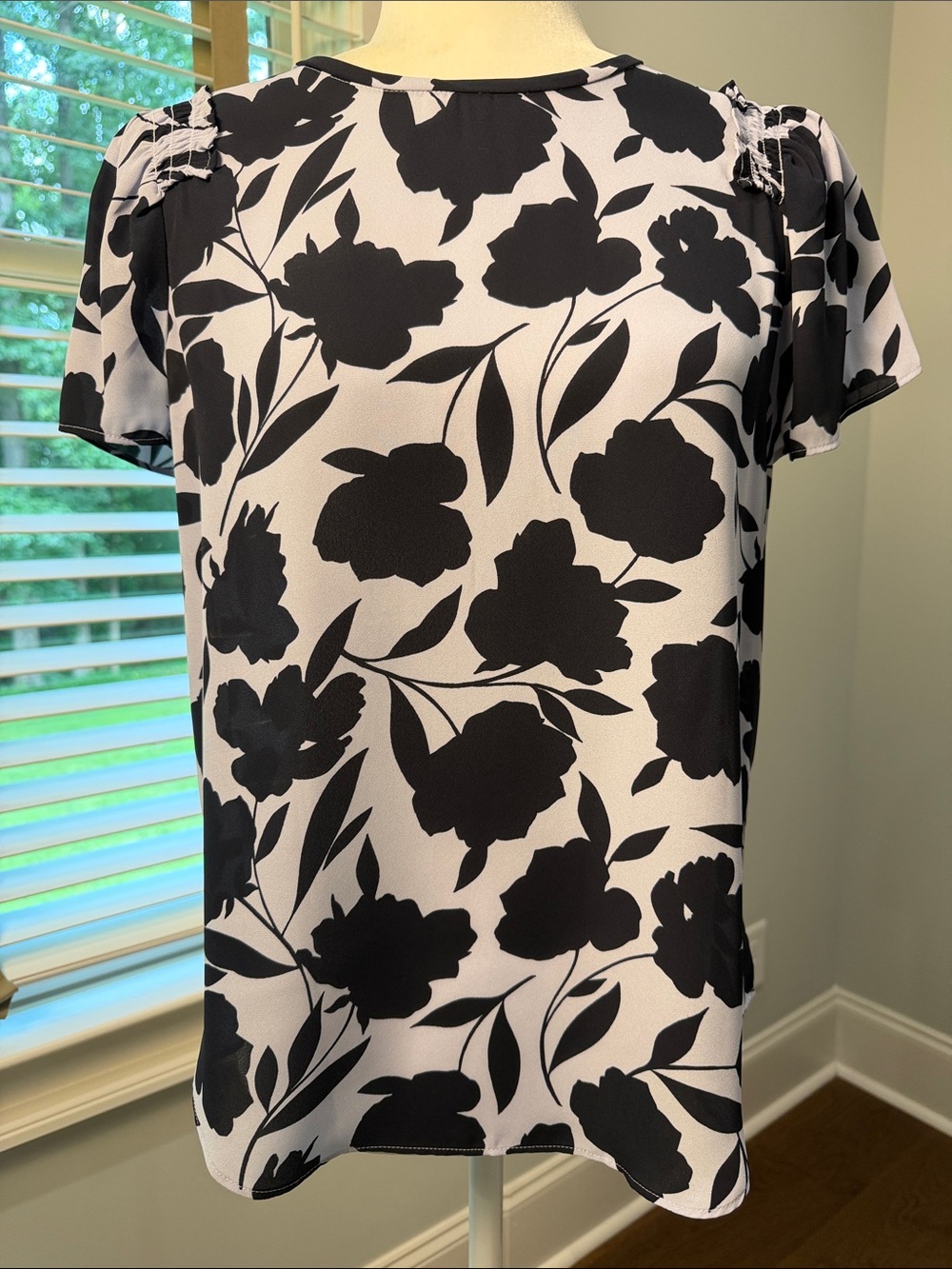 Ann Taylor Navy and Light Blue Floral Short-Sleeve Blouse. Size Small Petite.